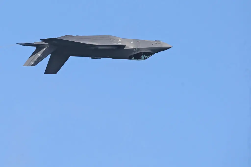 US Air Force Unveils New B-21 Raider Stealth Bomber