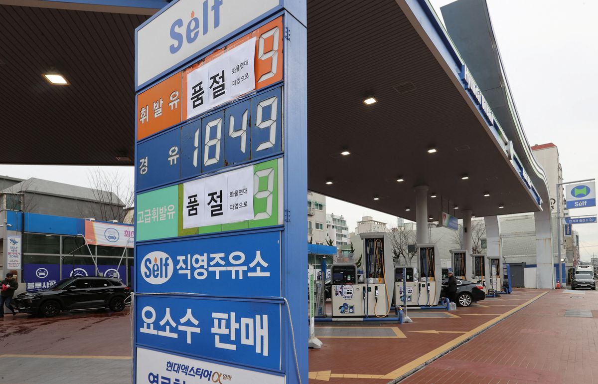 South Korea: Fuel Runs Short At Petrol Stations As Truckers Strike