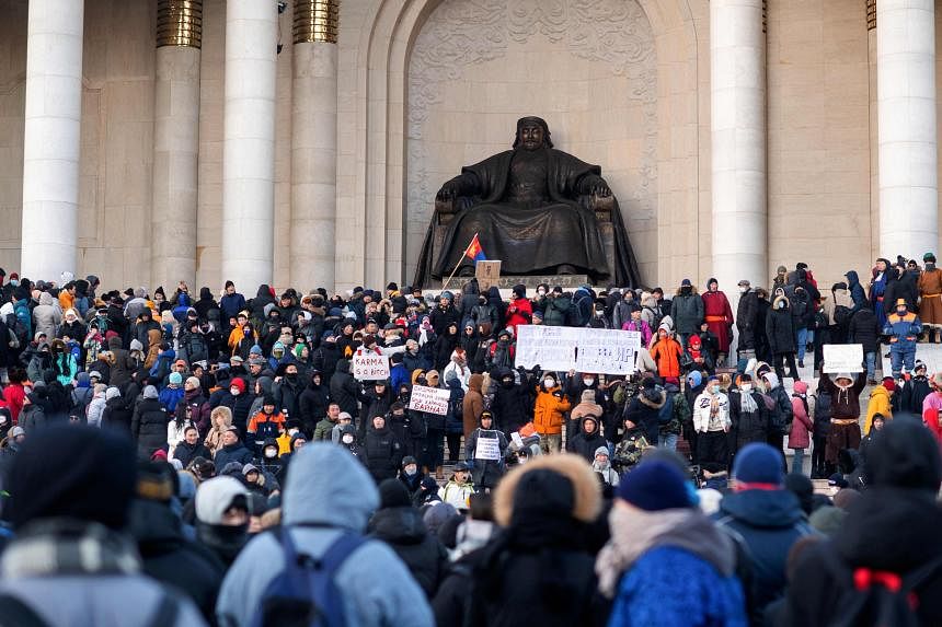 Mongolia: Protesters Try To Storm State Palace