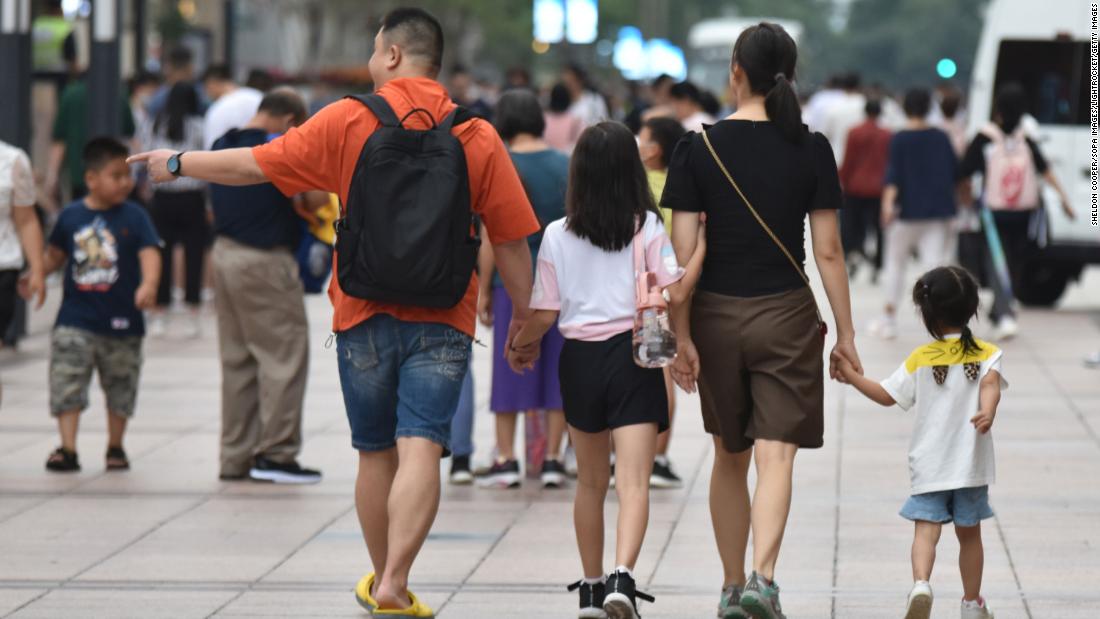 China's Population Drops for First Time Since 1961