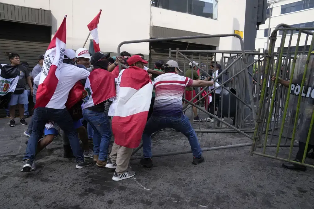 Peru: Police, Protesters Battle as Thousands Try to ‘Take Lima’