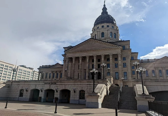 Kansas: 100 Letters With White Powder Sent to Officials post image