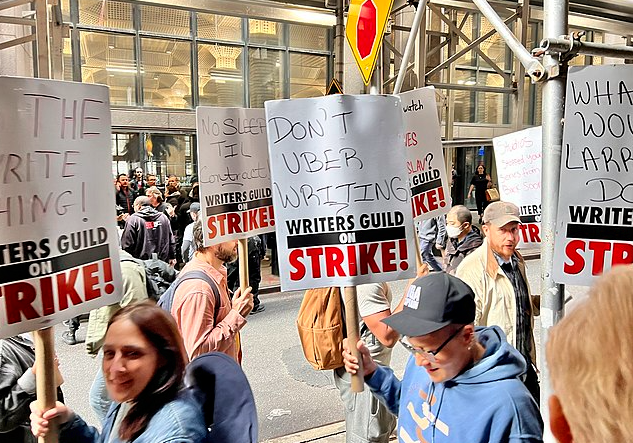 Hollywood Strikers Accuse NBCUniversal of Blocking Picket Area post image