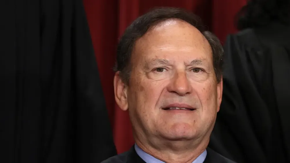 Alito-Trump Call Sparks Ethics Debate Ahead of Court Filing post image